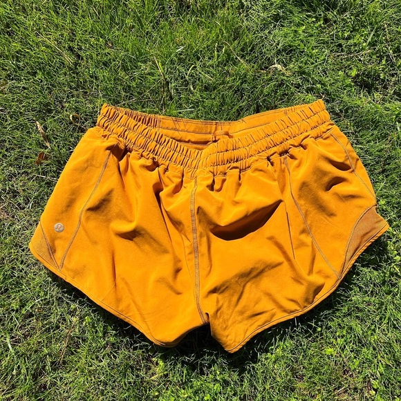 Lululemon Hotty Hot Short II LR *2.5" - Picture 6 of 6